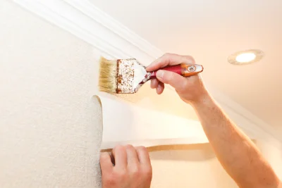 Pose de papier peint à Assier — revêtements muraux et toiles de verre